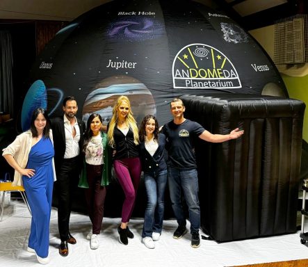 Gruppe von sechs Personen vor einem großen, planetarischen Inflatable-Dome.